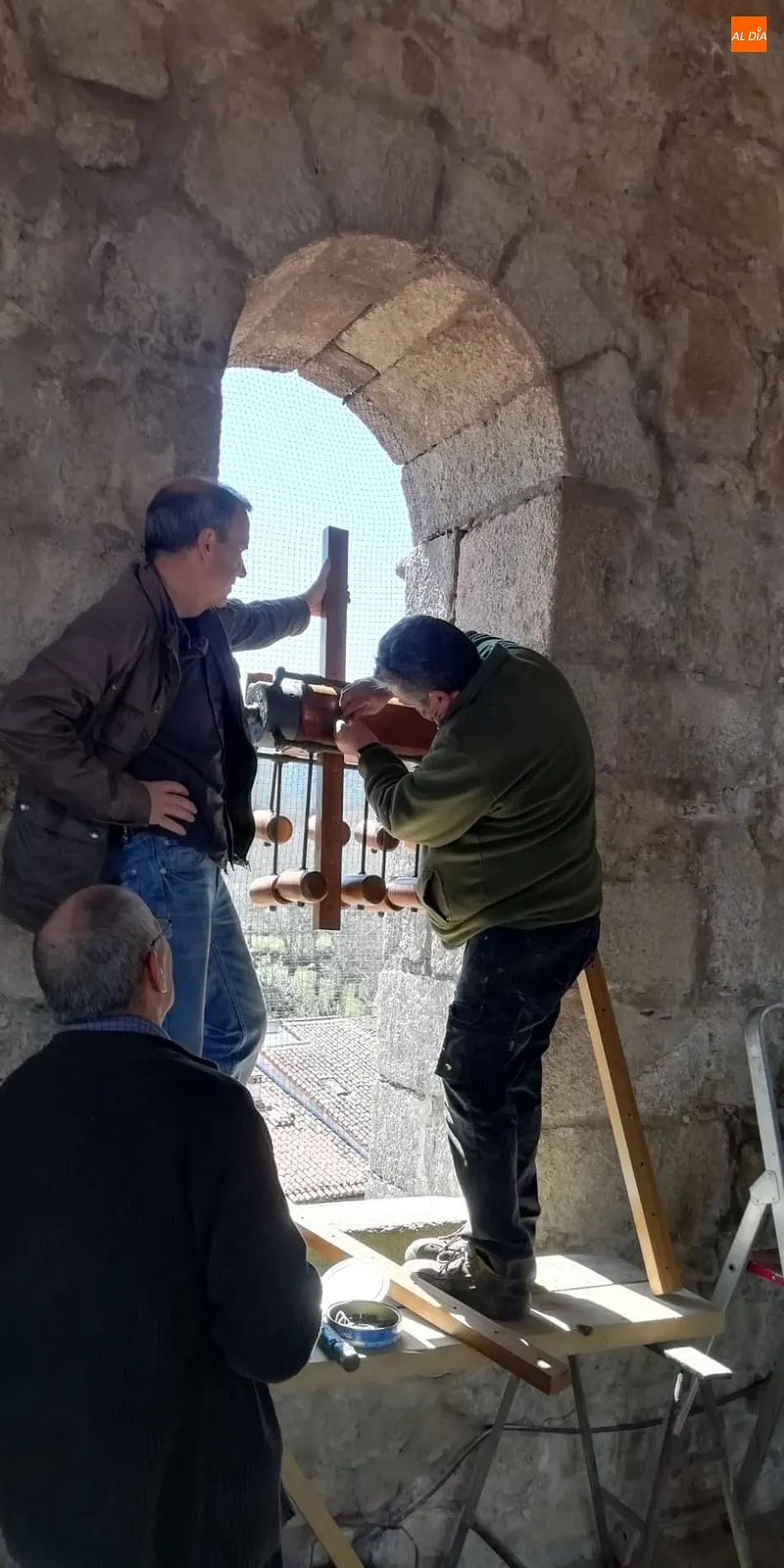 Foto 3 - La ancestral matraca vuelve a la torre de la iglesia