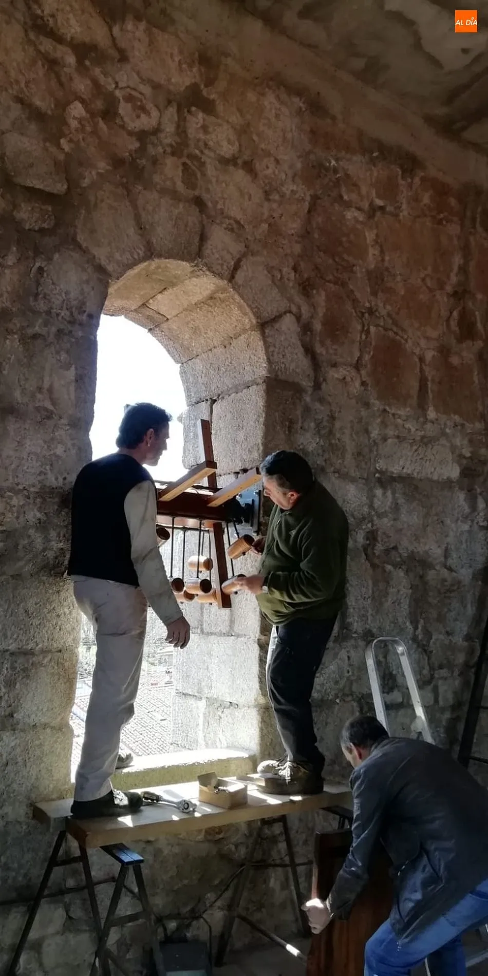Foto 2 - La ancestral matraca vuelve a la torre de la iglesia