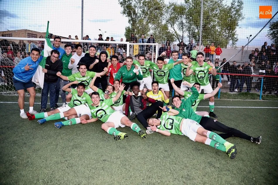 La plantilla al completo celebró por todo lo alto el ascenso. Foto: CD Guijuelo