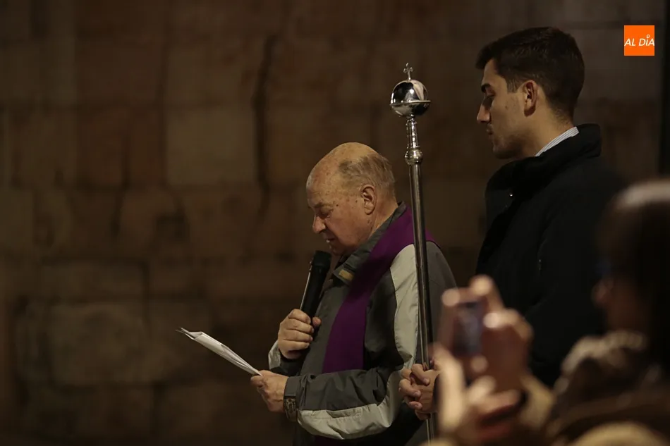 Foto 6 - Tarde de oraci&oacute;n en torno al Cristo de la Agon&iacute;a