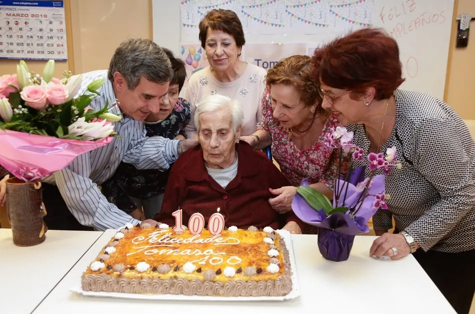 Tomasa Estébanez juntos a sus cinco hijos