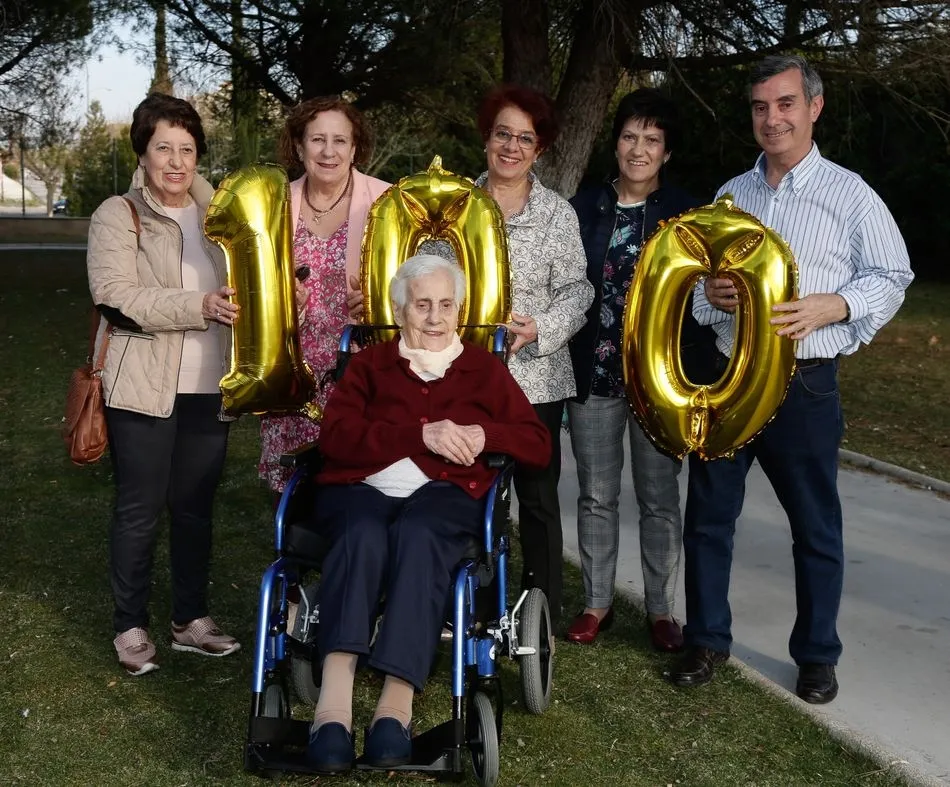 Foto 2 - Tomasa Est&eacute;banez cumple 100 a&ntilde;os rodeada de su familia