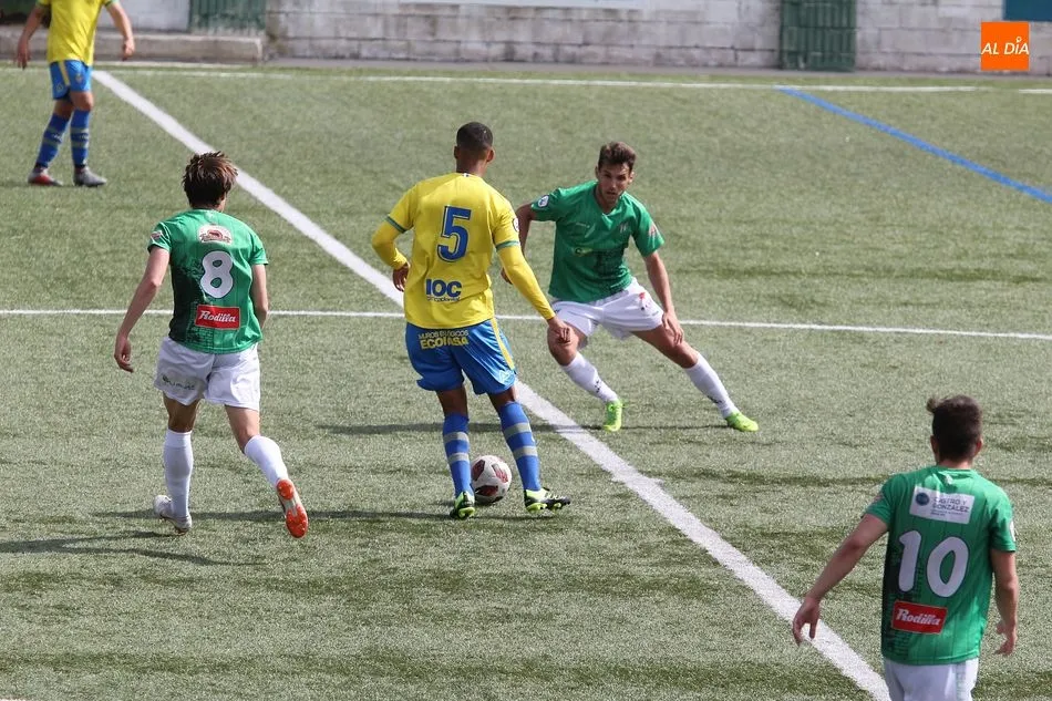 Foto 10 - El Guijuelo doblega a Las Palmas pero falla de cara al gol (0-0)