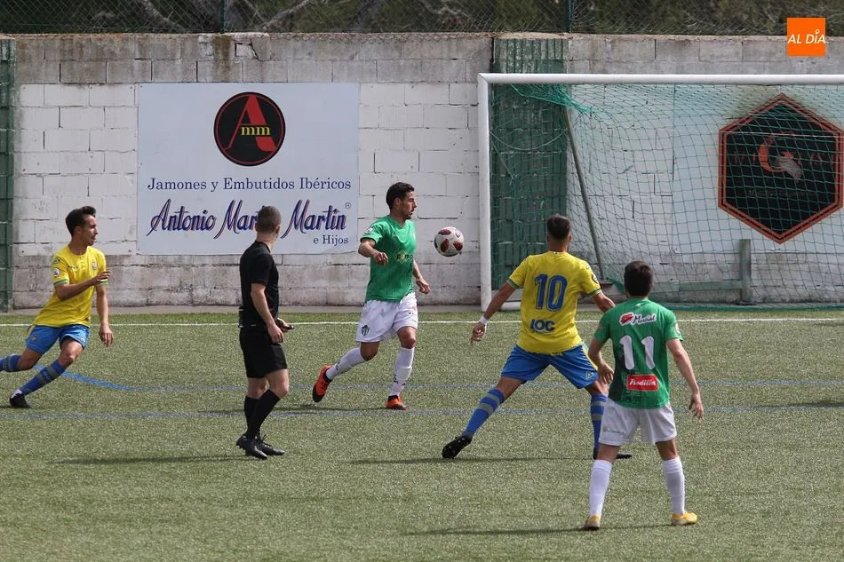 Foto 8 - El Guijuelo doblega a Las Palmas pero falla de cara al gol (0-0)