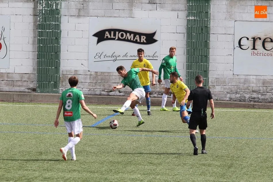 Foto 7 - El Guijuelo doblega a Las Palmas pero falla de cara al gol (0-0)