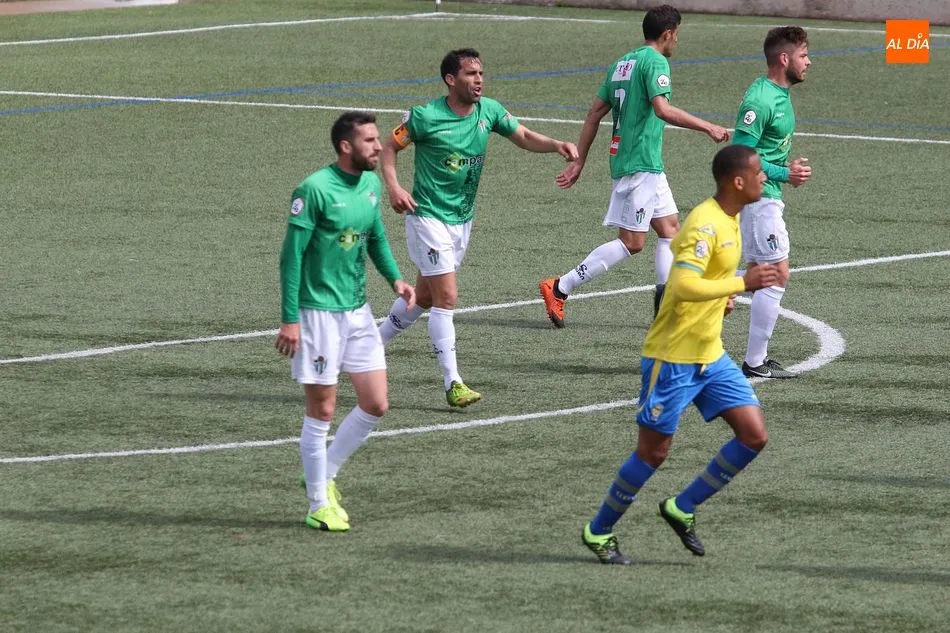 Foto 3 - El Guijuelo doblega a Las Palmas pero falla de cara al gol (0-0)