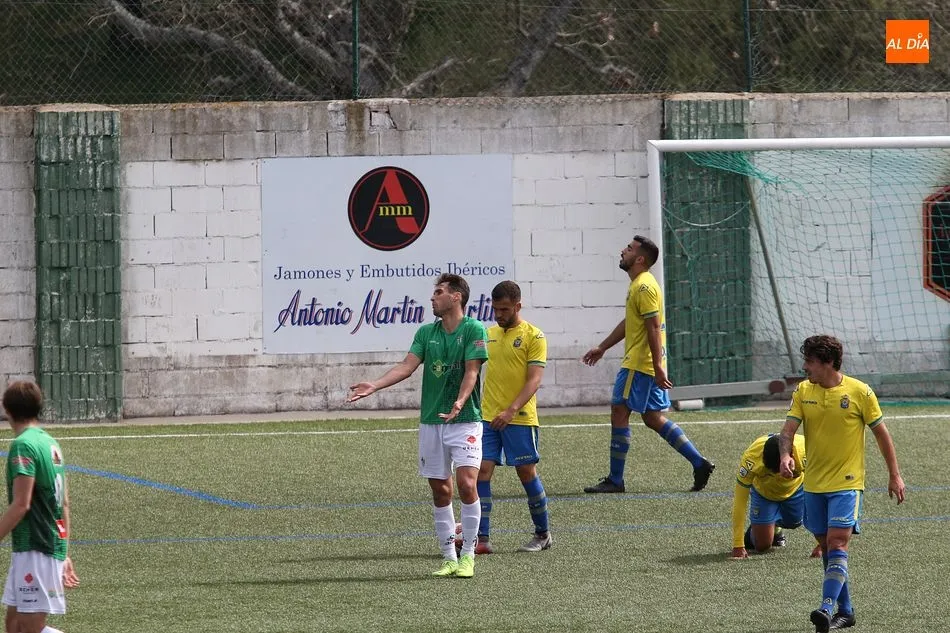 Foto 2 - El Guijuelo doblega a Las Palmas pero falla de cara al gol (0-0)