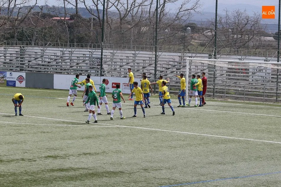 Foto 11 - El Guijuelo doblega a Las Palmas pero falla de cara al gol (0-0)