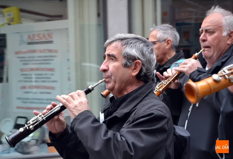 Foto 11 - Sones de Dulzaina, Cornetas y Tambores encandilan en el I Certamen Solidario de Bandas