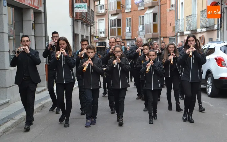 Foto 10 - Sones de Dulzaina, Cornetas y Tambores encandilan en el I Certamen Solidario de Bandas