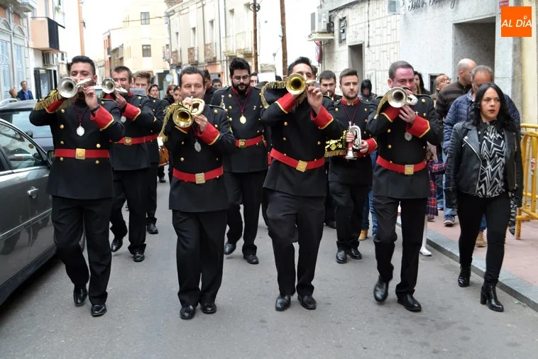 Foto 4 - Sones de Dulzaina, Cornetas y Tambores encandilan en el I Certamen Solidario de Bandas