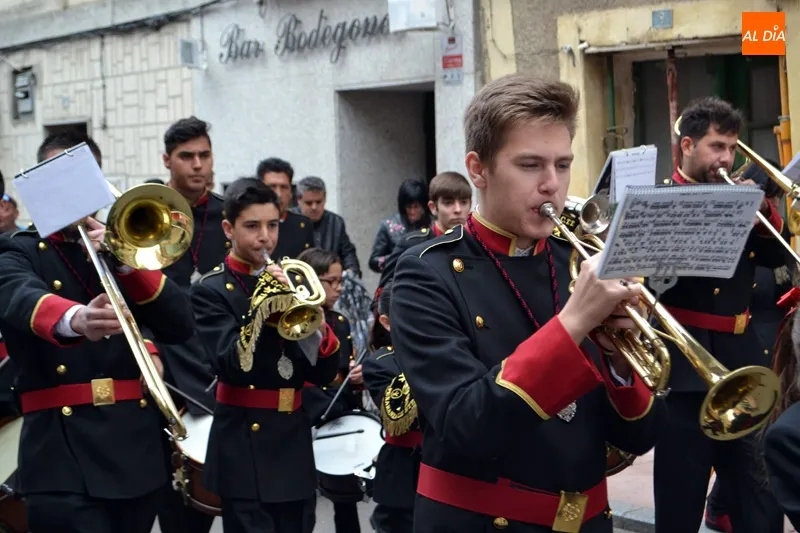 Foto 3 - Sones de Dulzaina, Cornetas y Tambores encandilan en el I Certamen Solidario de Bandas