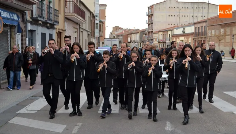 Foto 2 - Sones de Dulzaina, Cornetas y Tambores encandilan en el I Certamen Solidario de Bandas