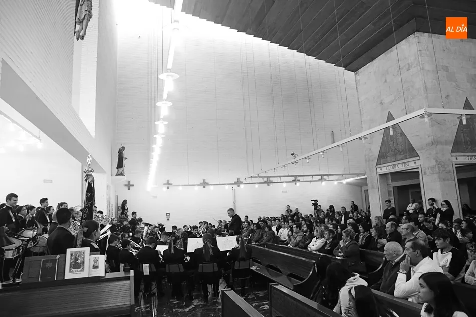 Foto 11 - La Hermandad del Via Crucis presenta sus carteles y sones