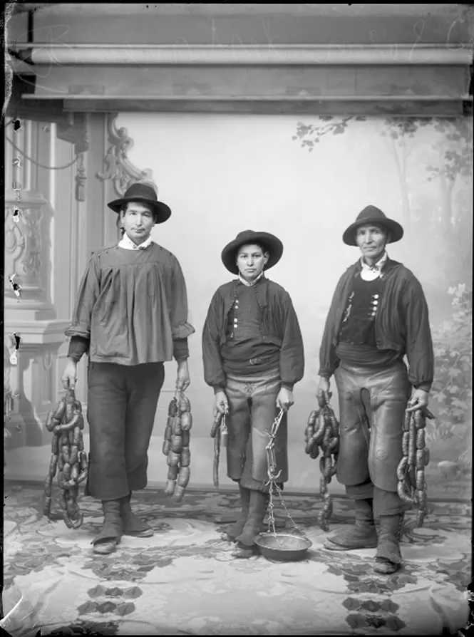 Foto 2 - Los choriceros de La Alberca, retratados en 1915 por Venancio Gombau