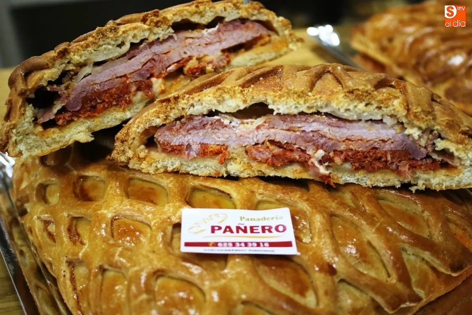 El hornazo de chorizo, lomo y bacón es de gran presencia y calidad