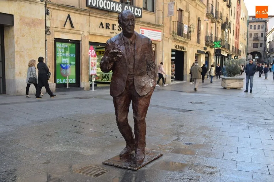 Foto 2 - La estatua de Vicente del Bosque aparece pintada con un bigote por un nuevo acto vand&aacute;lico