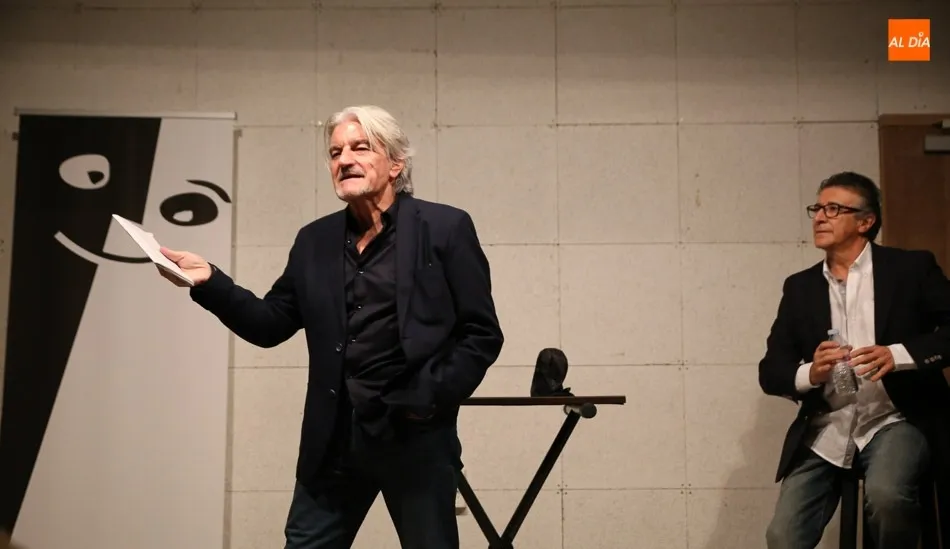 El actor y escritor Ángel González Quesada y el mago Nacho Casal en una actuación en la Casa de las Conchas