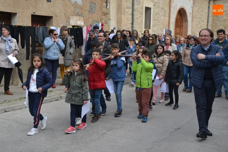 La Parroquia de Santa Marina estrena una viacrucis callejero encabezado por niños  