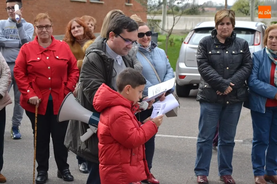Foto 11 - La Parroquia de Santa Marina estrena una viacrucis callejero encabezado por ni&ntilde;os  