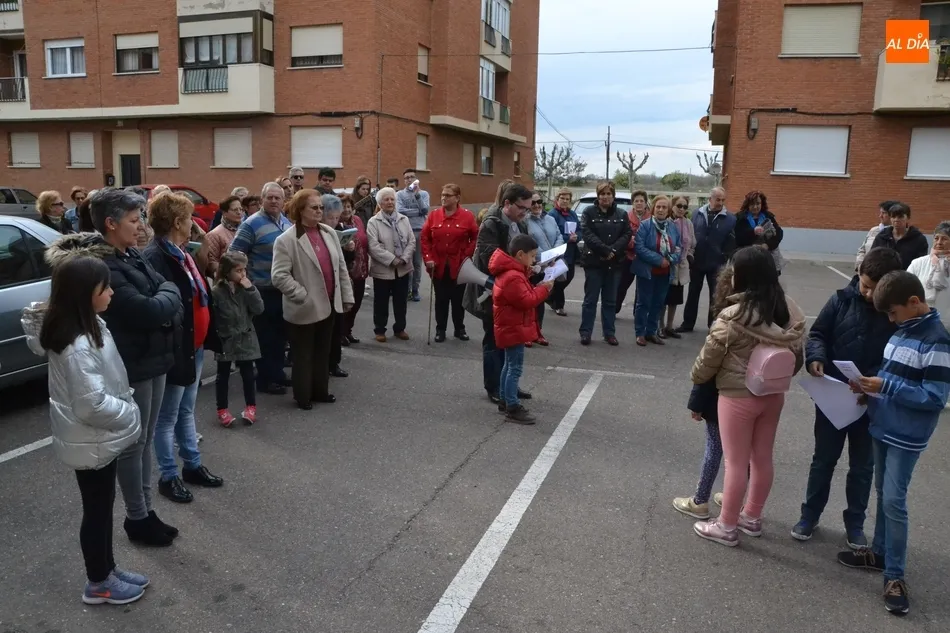 Foto 10 - La Parroquia de Santa Marina estrena una viacrucis callejero encabezado por ni&ntilde;os  