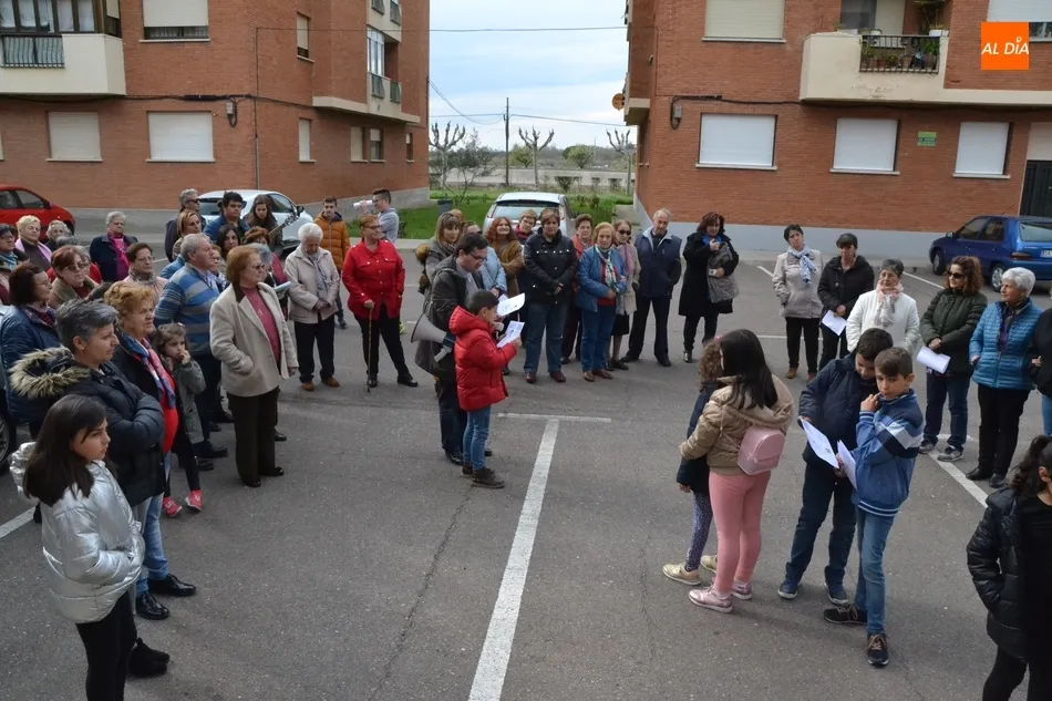 Foto 9 - La Parroquia de Santa Marina estrena una viacrucis callejero encabezado por ni&ntilde;os  