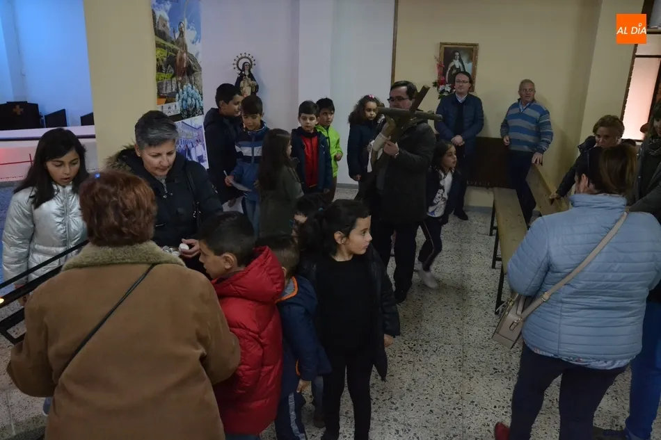 Foto 6 - La Parroquia de Santa Marina estrena una viacrucis callejero encabezado por ni&ntilde;os  