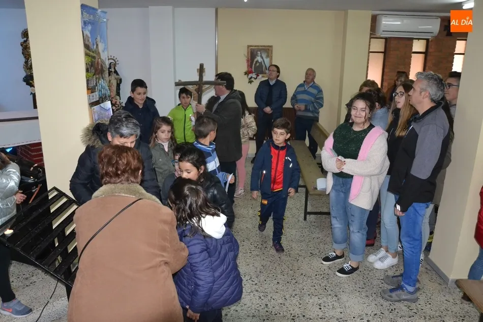 Foto 5 - La Parroquia de Santa Marina estrena una viacrucis callejero encabezado por ni&ntilde;os  