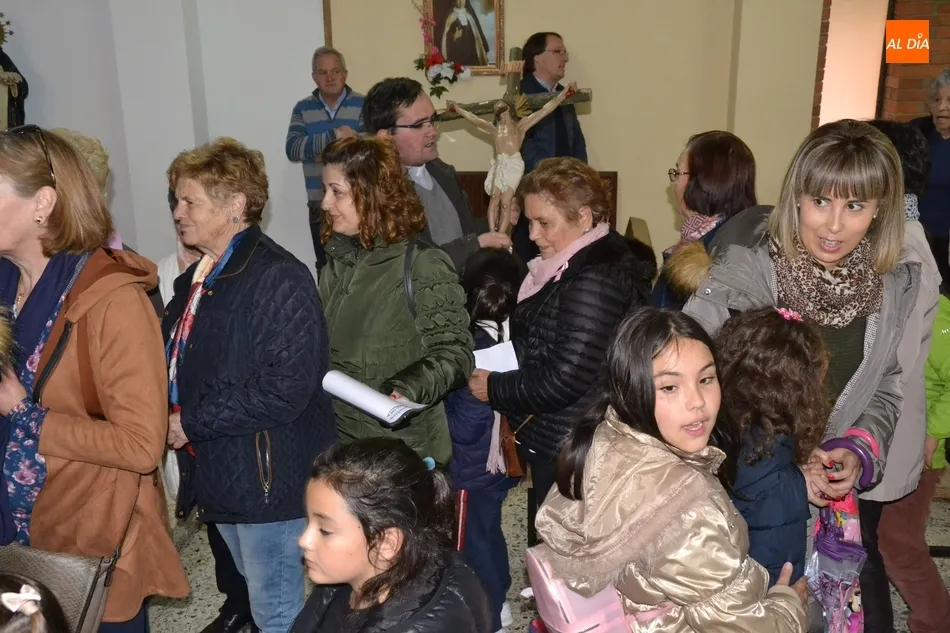 Foto 2 - La Parroquia de Santa Marina estrena una viacrucis callejero encabezado por ni&ntilde;os  