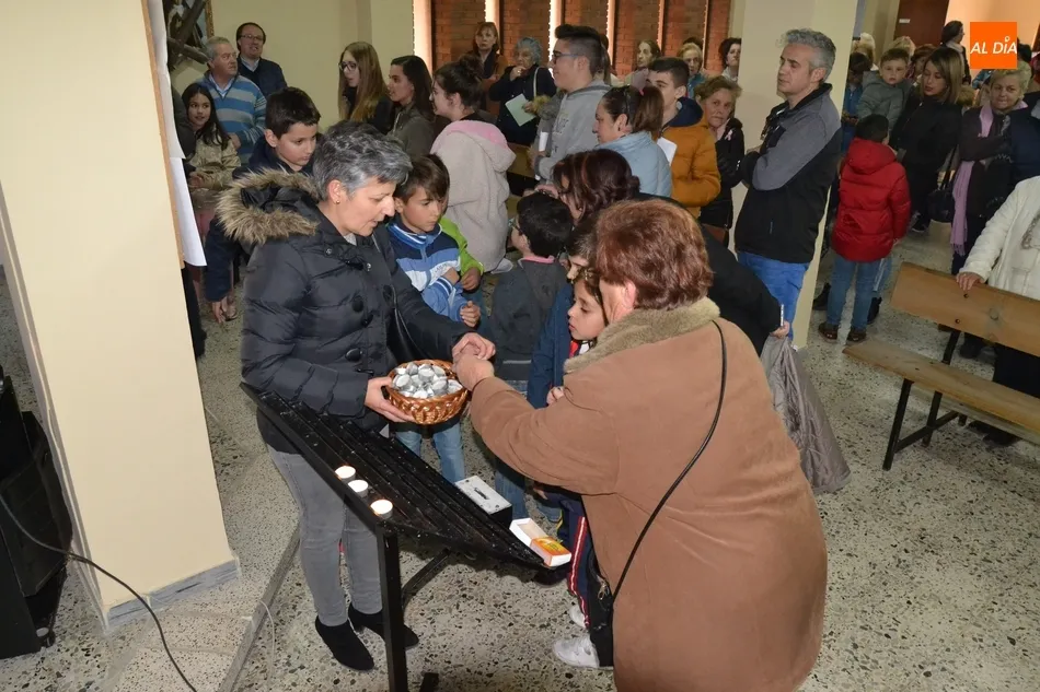 Foto 3 - La Parroquia de Santa Marina estrena una viacrucis callejero encabezado por ni&ntilde;os  