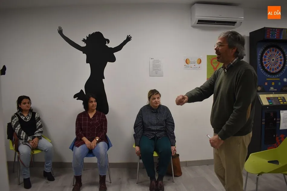 Julio de la Torre se encargó de la última sesión de la Escuela de Padres