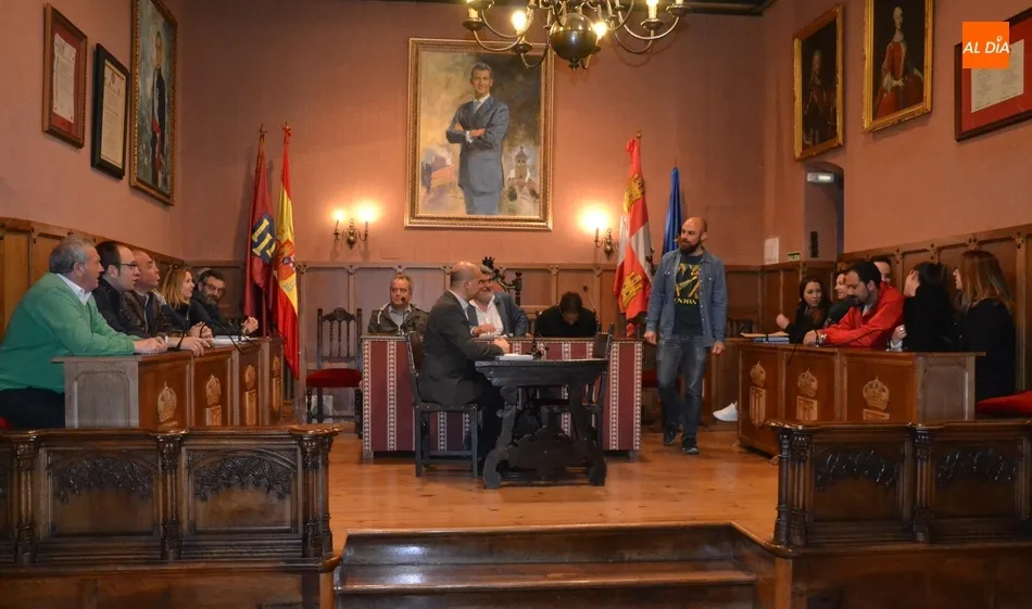 Manuel Choya aparece de pie regresando del despacho de Secretaría de cumplir con el trámite