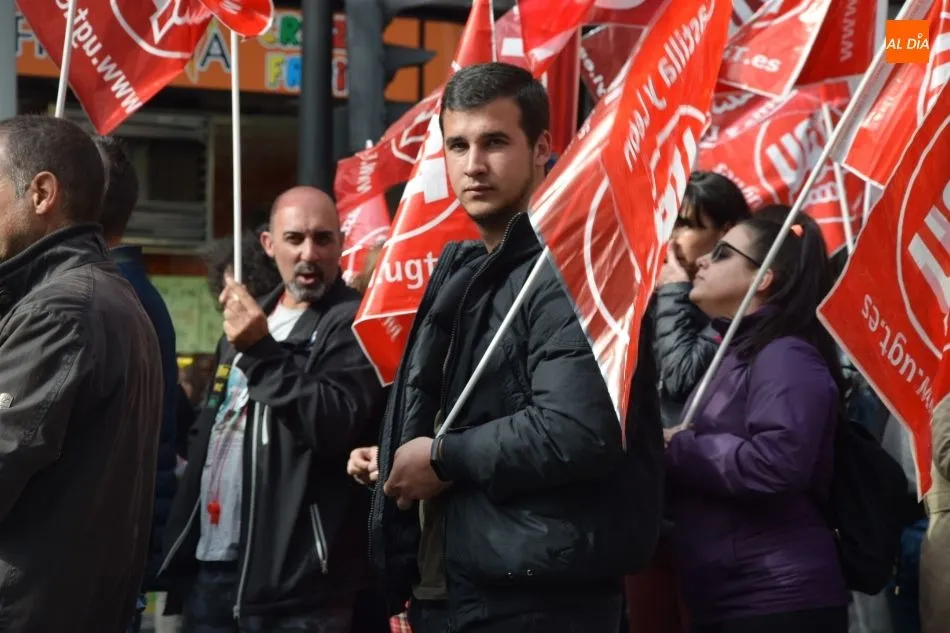 Foto 9 - Clamor de los trabajadores de ambulancias de Salamanca contra el cierre de su centro de...