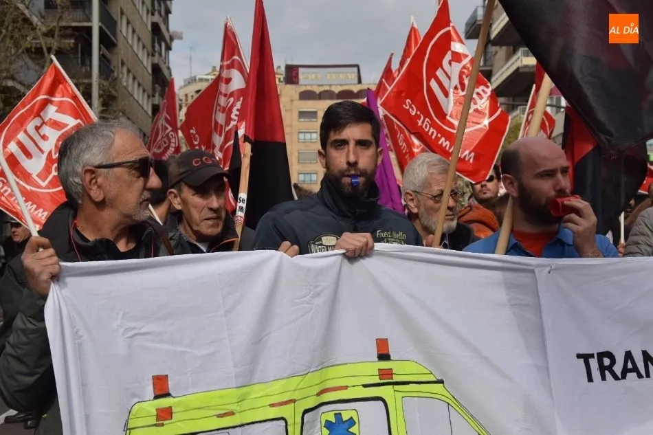 Foto 7 - Clamor de los trabajadores de ambulancias de Salamanca contra el cierre de su centro de...