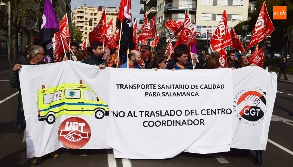 Foto 3 - Clamor de los trabajadores de ambulancias de Salamanca contra el cierre de su centro de...