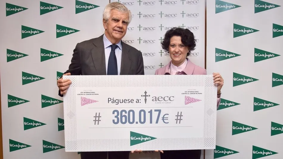 Ignacio Muñoz Pidal, presidente de la Asociación Española Contra el Cáncer, y Ester Uriol, directora de Comunicación Corporativa de El Corte Inglés