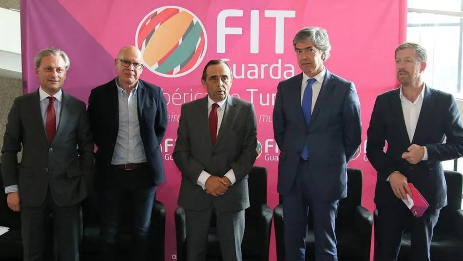 Autoridades municipales de Guarda junto con el diputado de Turismo de A Coruña y el presidente de Turismo do Centro