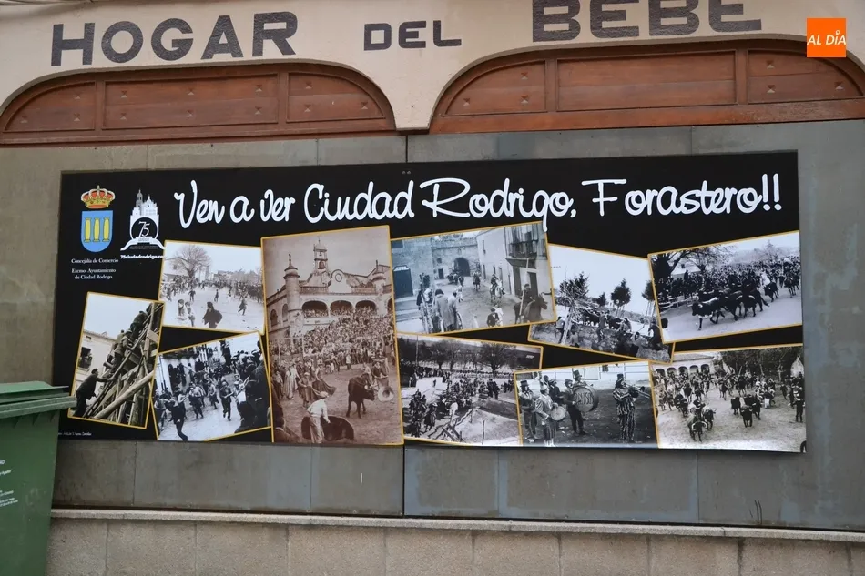 Repuesta la composición de fotografías antiguas carnavaleras de la calle Madrid  