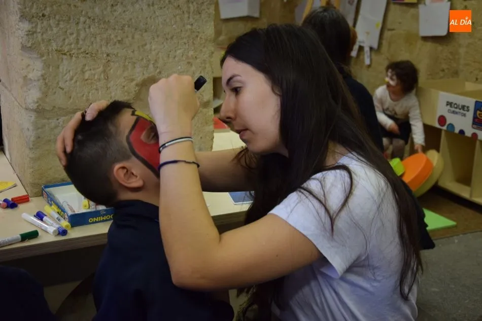 Foto 7 - Pintacaras y cuentacuentos en la Casa de las Conchas para celebrar el D&iacute;a del Libro Infantil