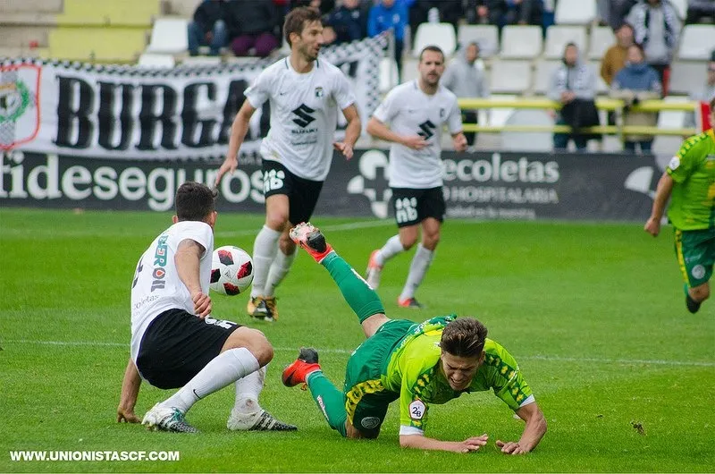 Jugada del partido de ida entre el Burgos y Unionistas / Unionistas CF