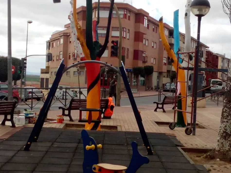 Los arboles pintados del parque El Candil no convencen a los vecinos