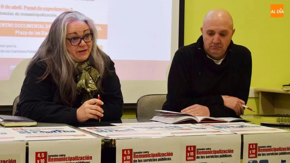 César Rodrigo Vicente y M.ª Ángeles Galán Sánchez, miembros de la plataforma por la remunicipalización de los servicios públicos. Foto de Eva Fernández