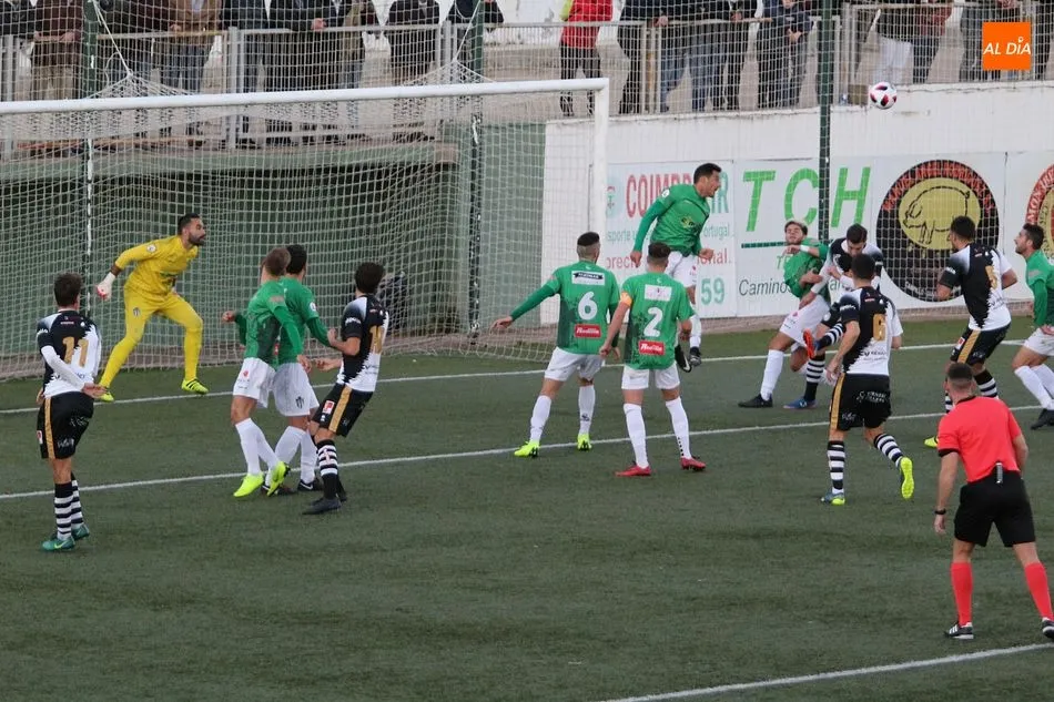 Jugada del partido de ida entre el Guijuelo y Unionistas