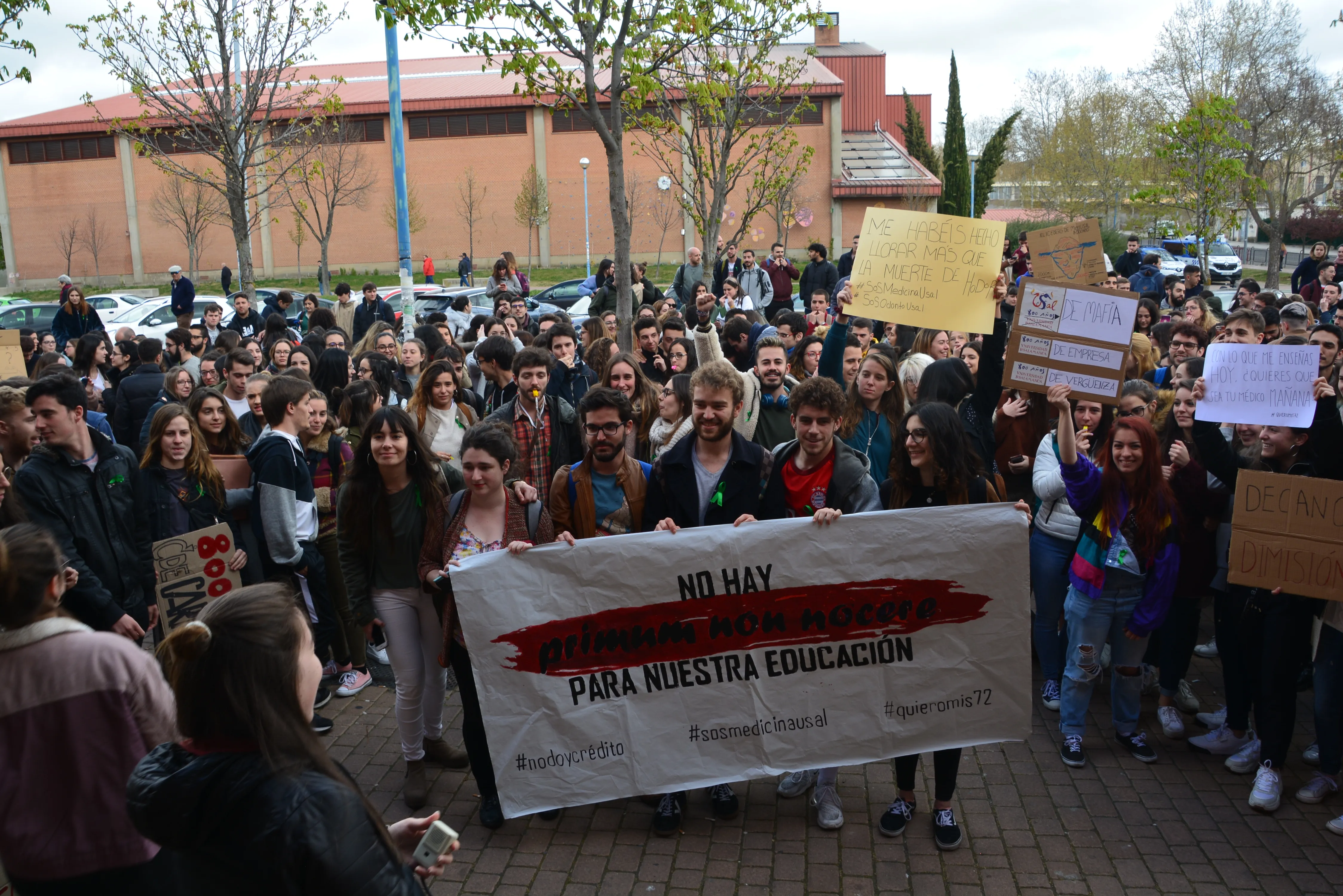 Foto 10 - Siguen las protestas de estudiantes de Medicina y Odontolog&iacute;a por la reducci&oacute;n de cr&eacute;ditos