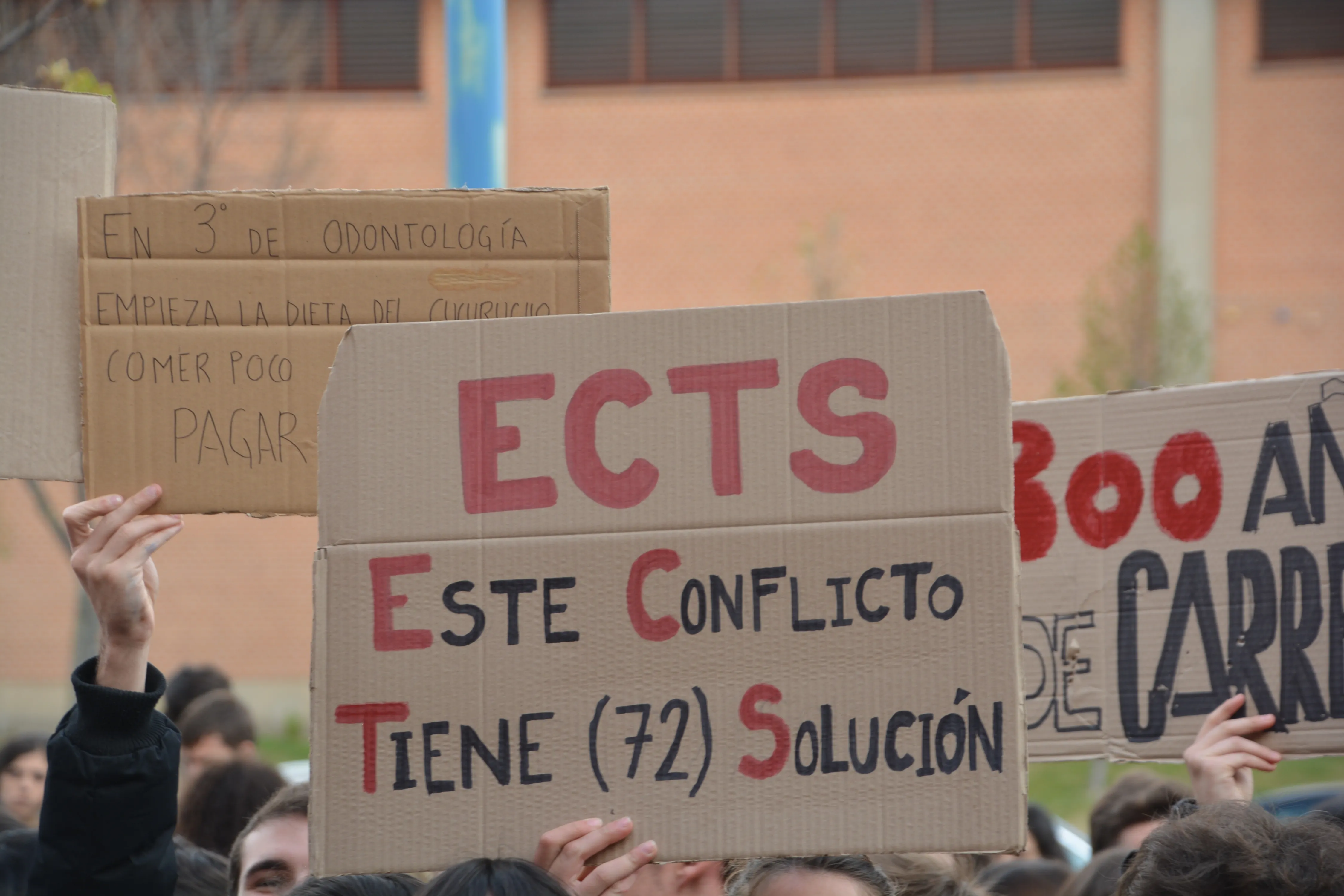 Foto 7 - Siguen las protestas de estudiantes de Medicina y Odontolog&iacute;a por la reducci&oacute;n de cr&eacute;ditos