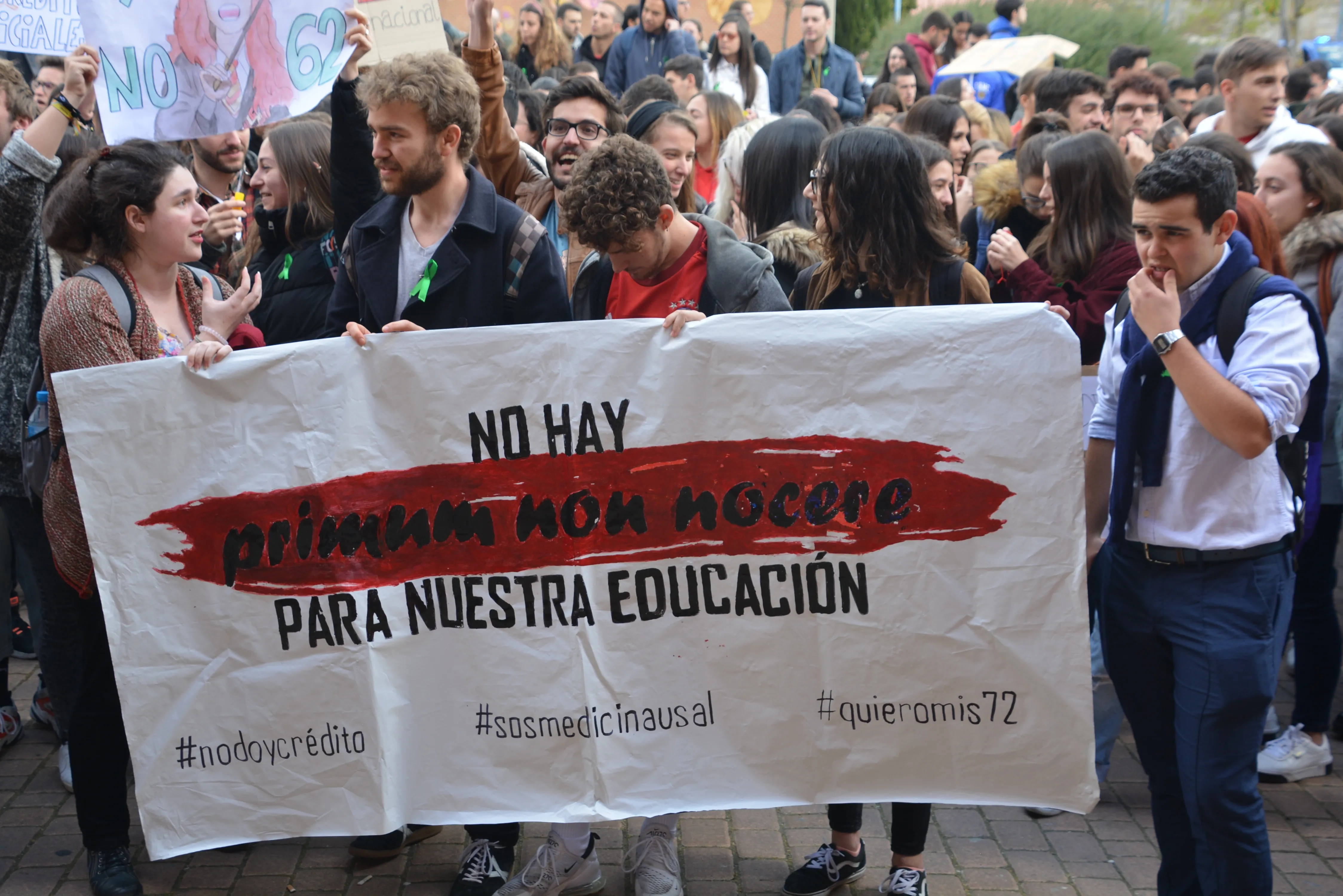 Foto 6 - Siguen las protestas de estudiantes de Medicina y Odontolog&iacute;a por la reducci&oacute;n de cr&eacute;ditos