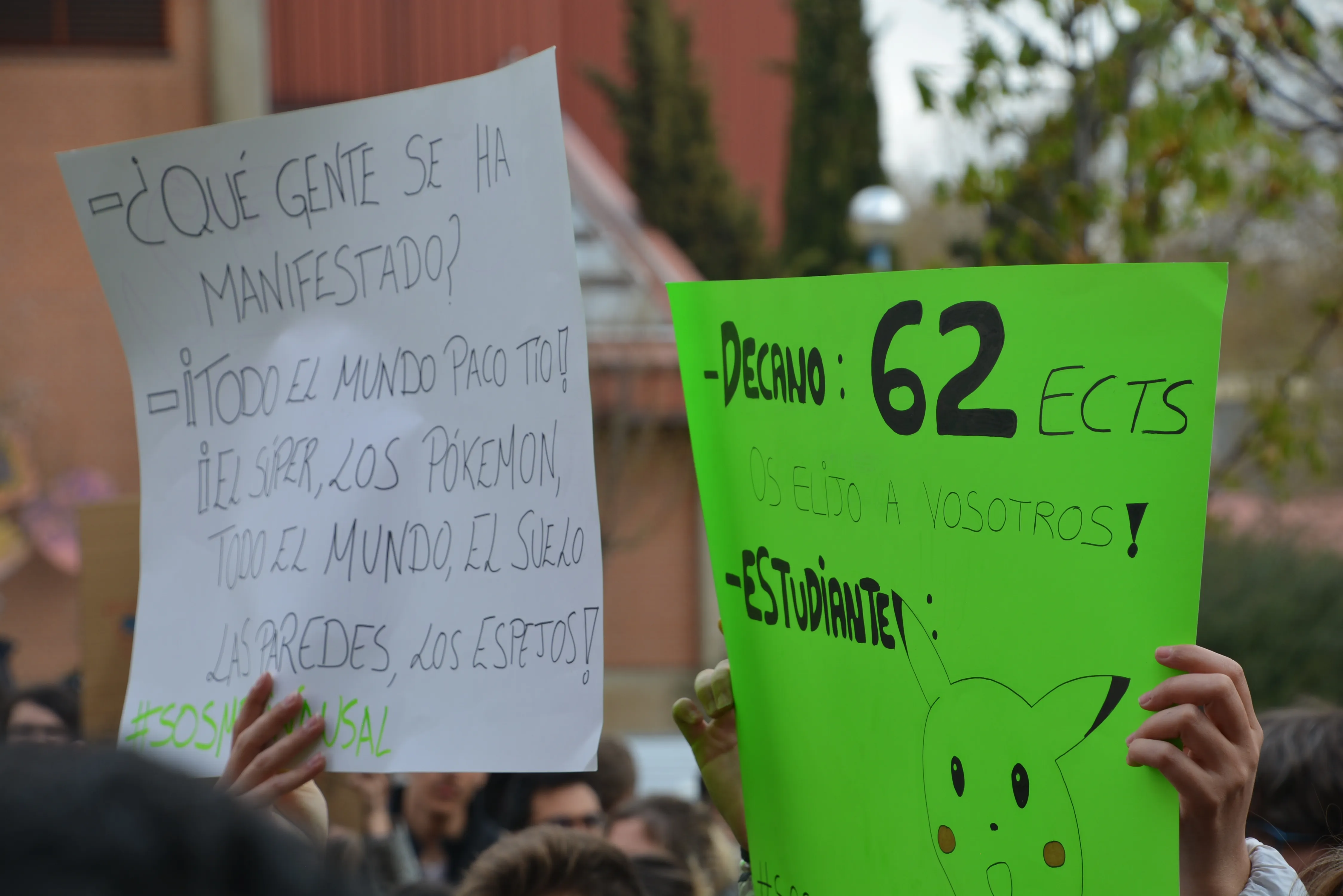 Foto 3 - Siguen las protestas de estudiantes de Medicina y Odontolog&iacute;a por la reducci&oacute;n de cr&eacute;ditos