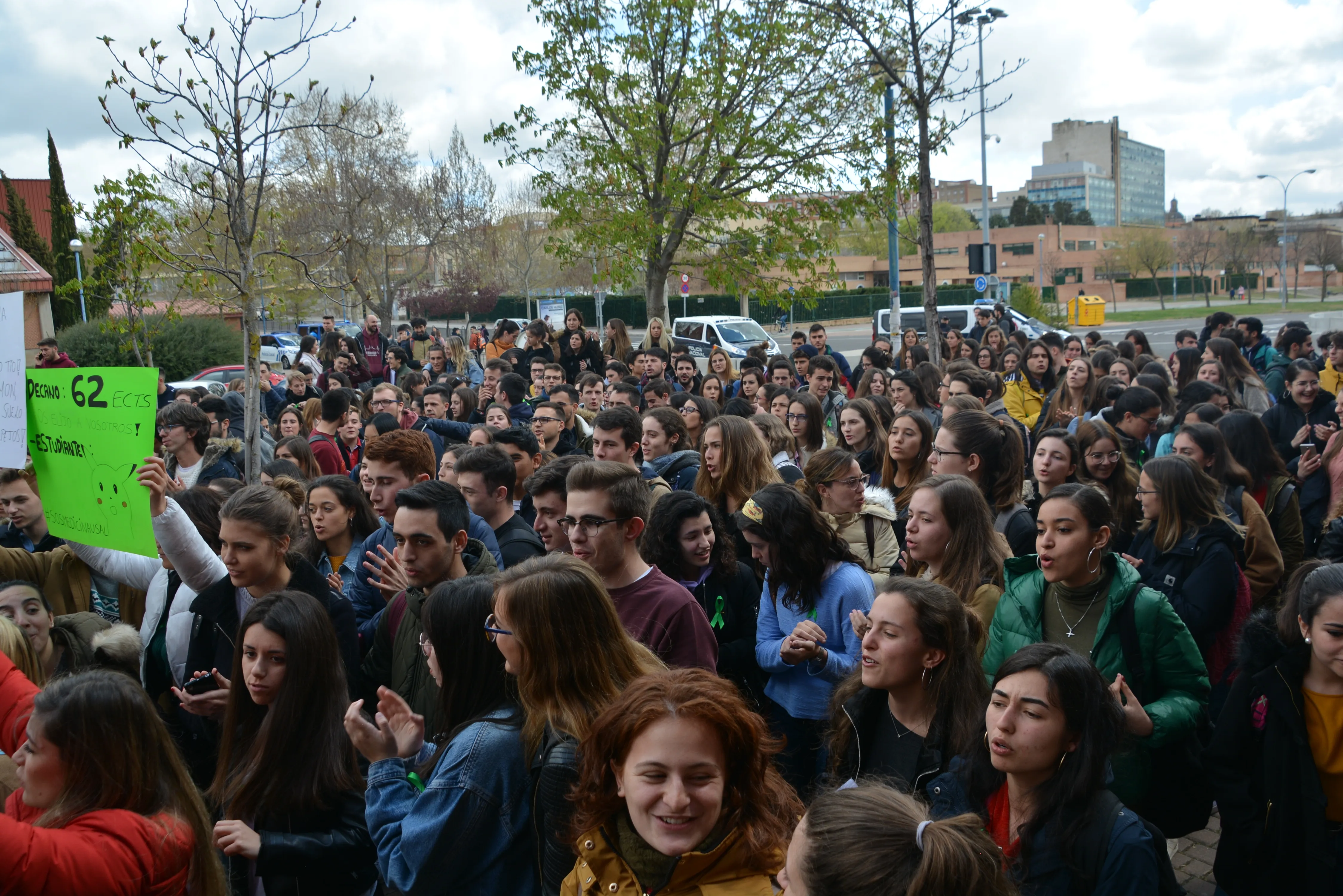 Foto 2 - Siguen las protestas de estudiantes de Medicina y Odontolog&iacute;a por la reducci&oacute;n de cr&eacute;ditos