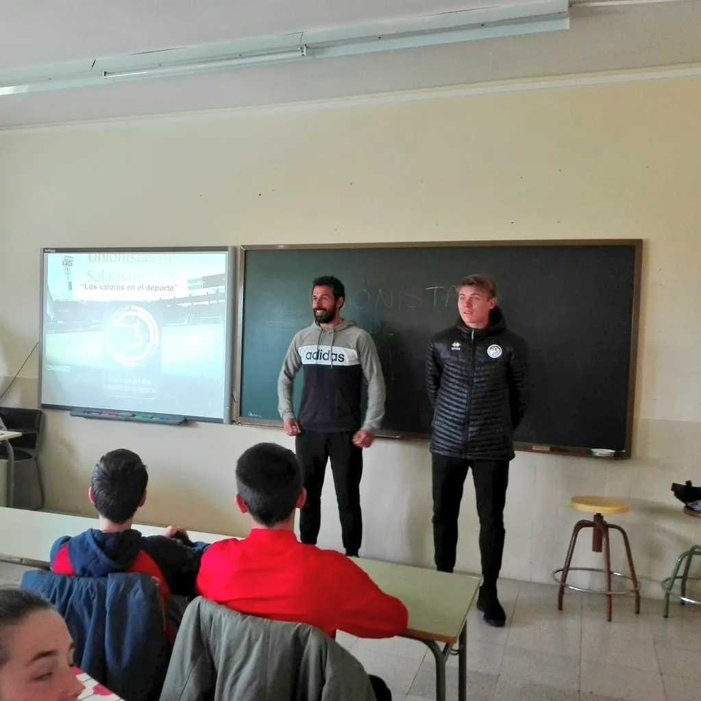 Foto 3 - Cristian Portilla y Lachlan Watson, protagonistas en el IES Leonardo Da Vinci de Alba de Tormes