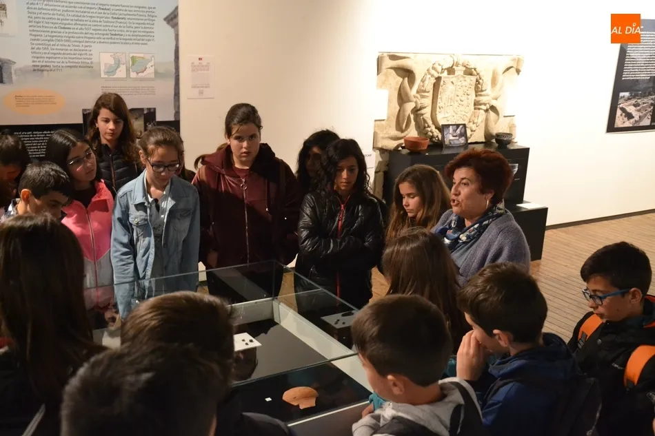 Foto 3 - Alumnos del IES Campo Charro descubren la exposici&oacute;n de pizarras  